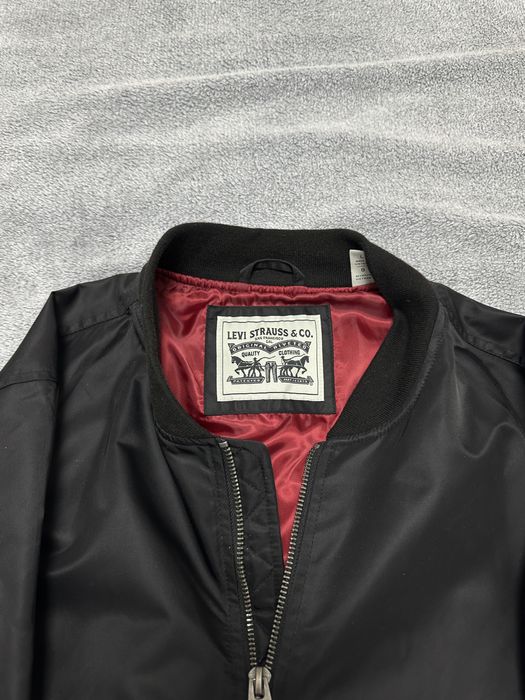 Продам бомбер Levis осінній