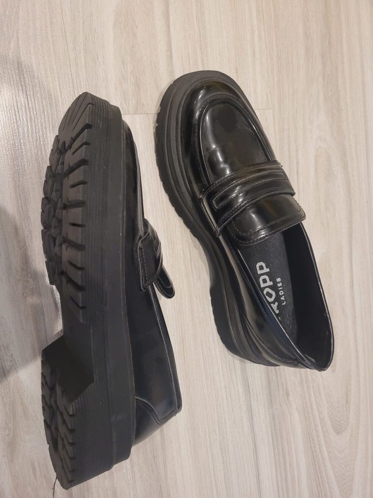 czarne lakierowane mokasyny oksfordki Cropp r.38