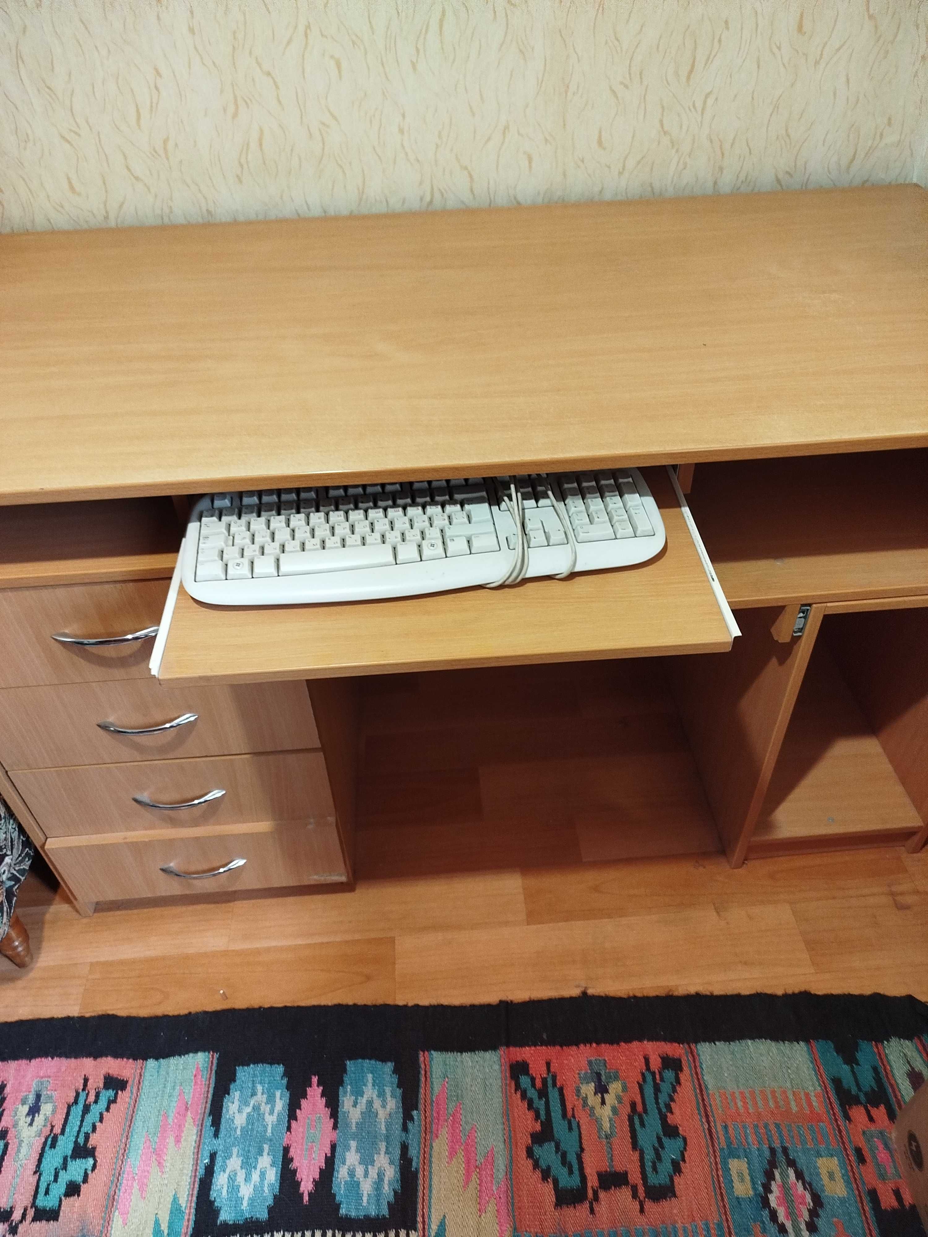 Компьютерный стол.