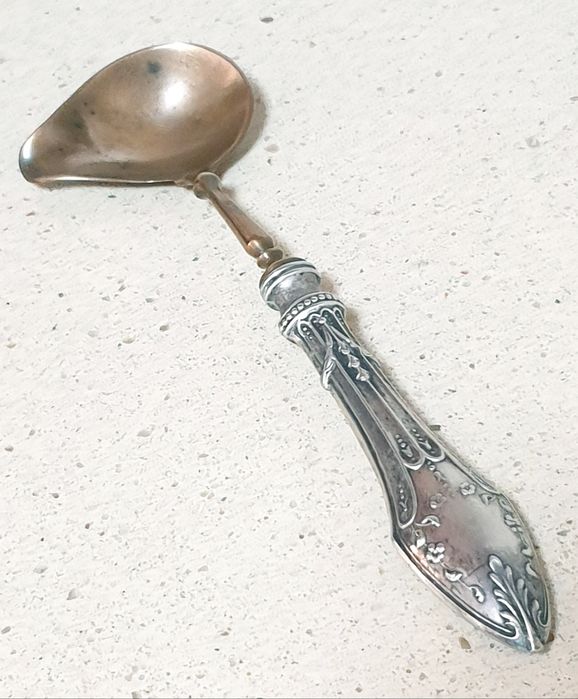 Antiga concha de molheira Arte Nova com cabo em prata