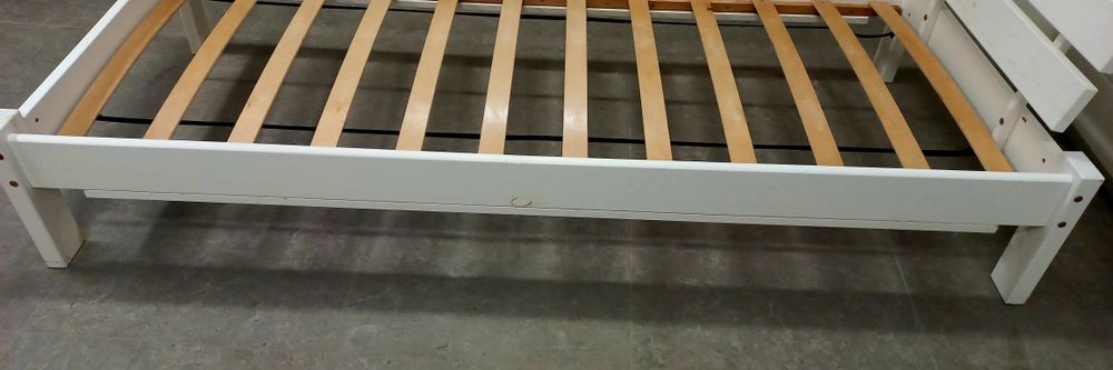 Białe łozko 90x200 z materacem i zagłówkiem