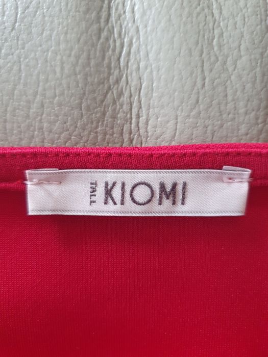 Czerwona sukienka kiomi rozm. 38. W rzeczywistości większa