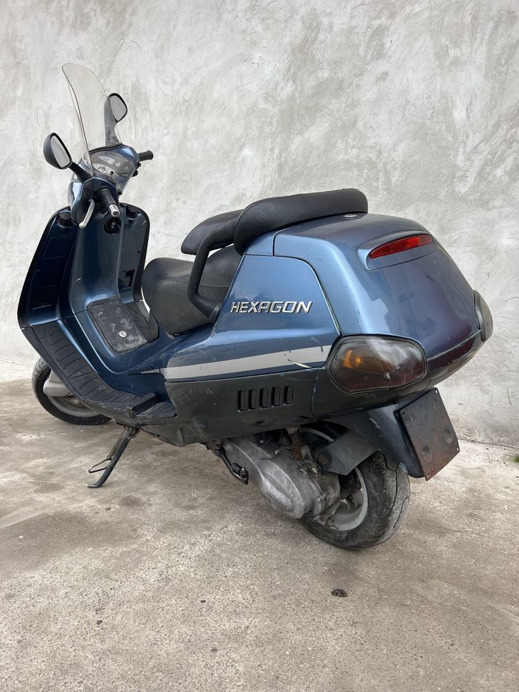 Скутер Piaggio Hexagon