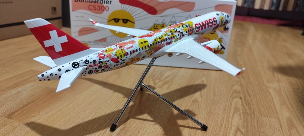 Modelo Suíço Bombardier CS300 – SWISSxFichtre Romandie Livery (1:100)