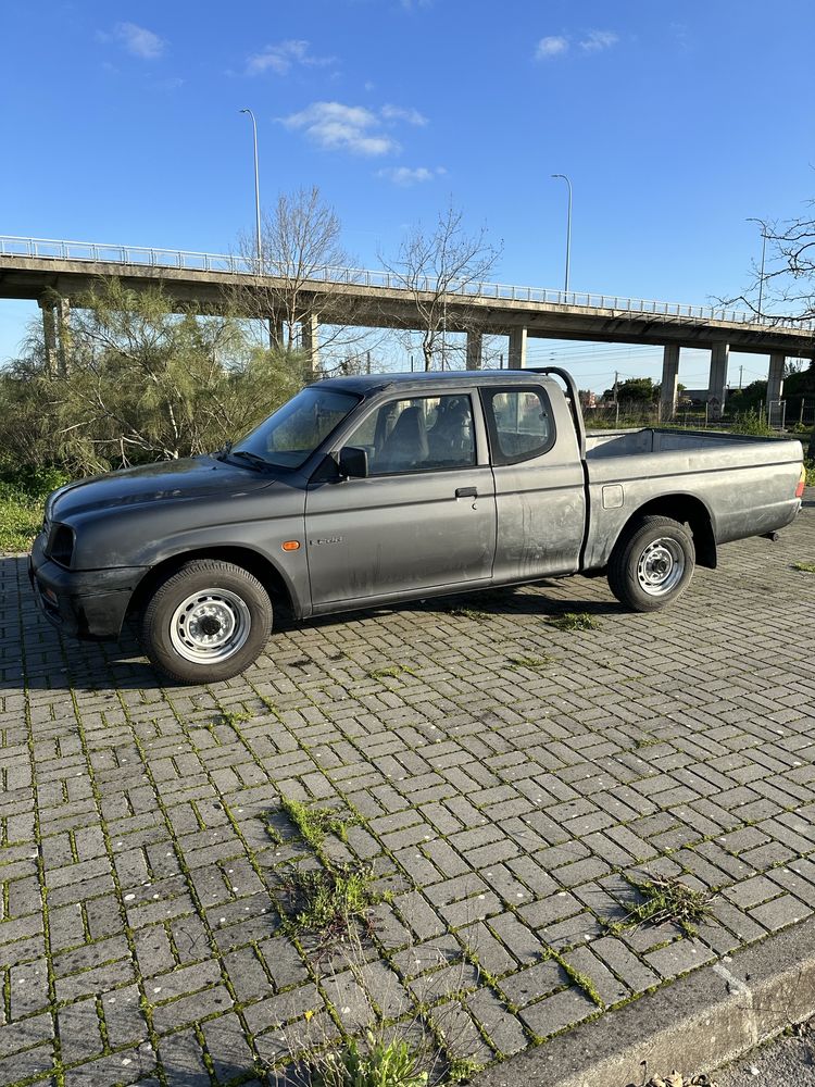 Mitsubishi L200 1 proprietario 121000 mil quilómetros