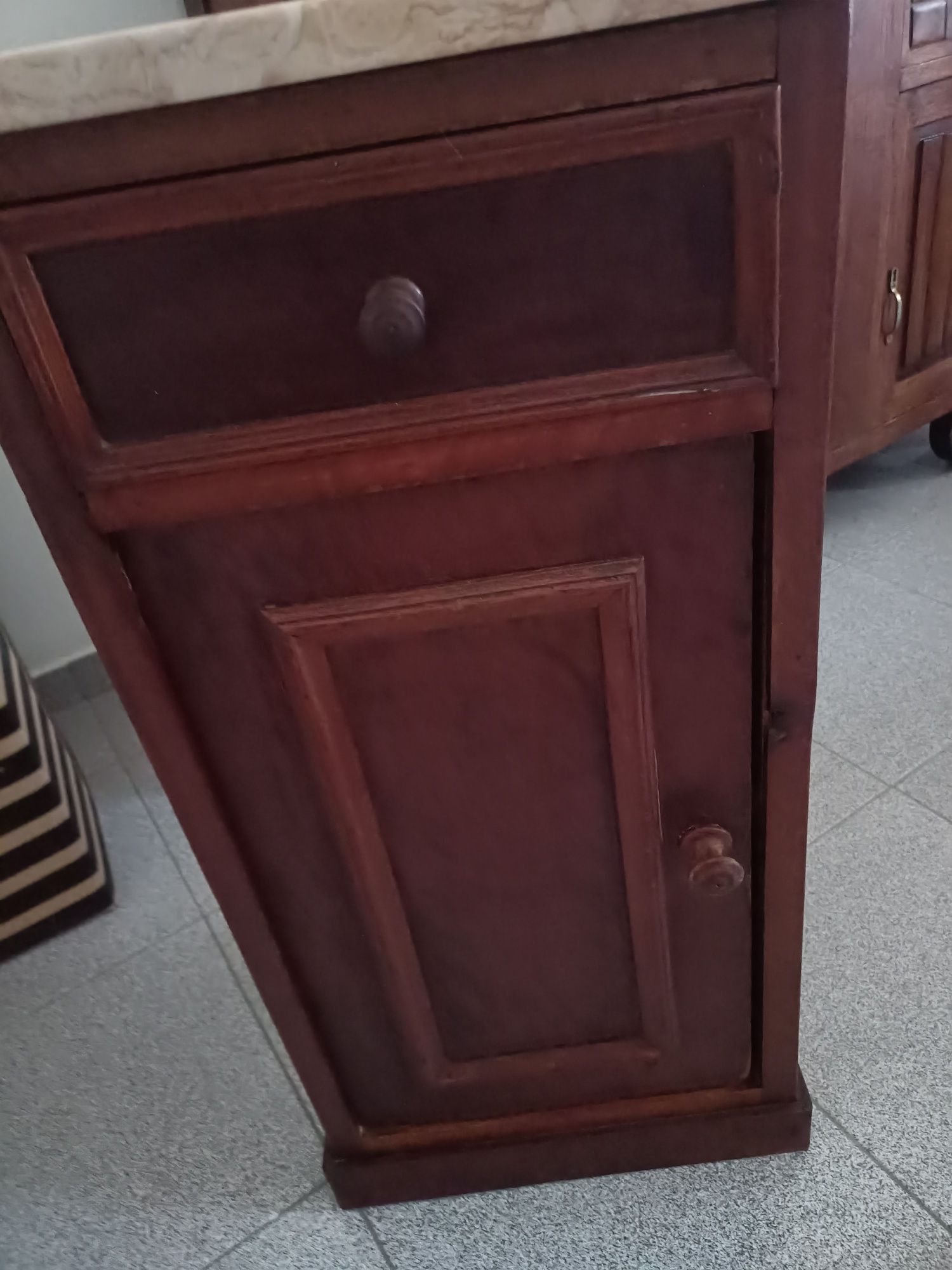 Mesa de cabeceira muito antiga .