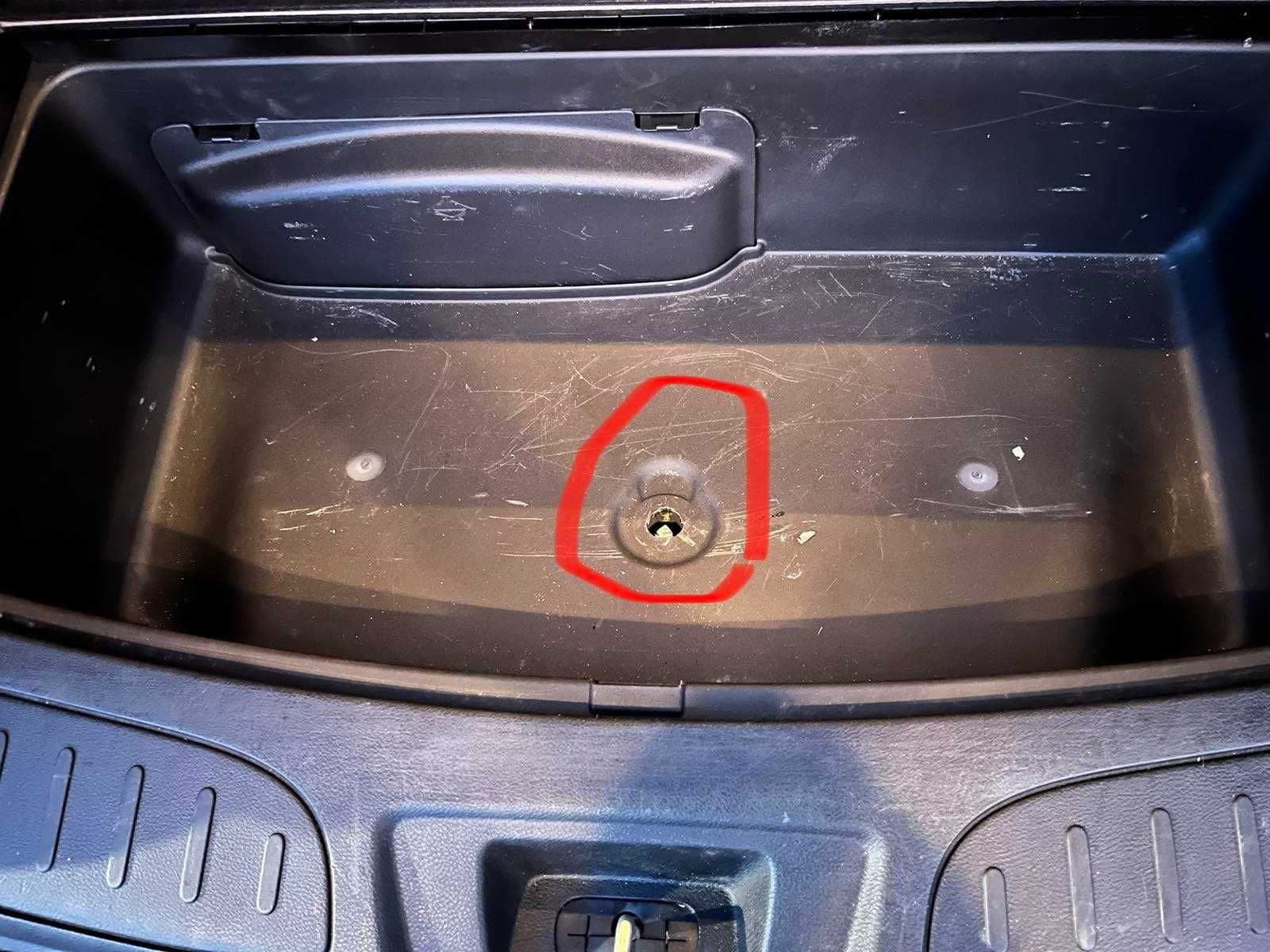 Заглушка внутрішнього багажника Dodge Durango