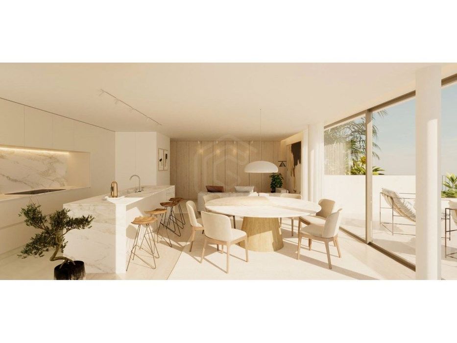 Apartamento T4, com garagem para 3 carros, em frente ao Oceano