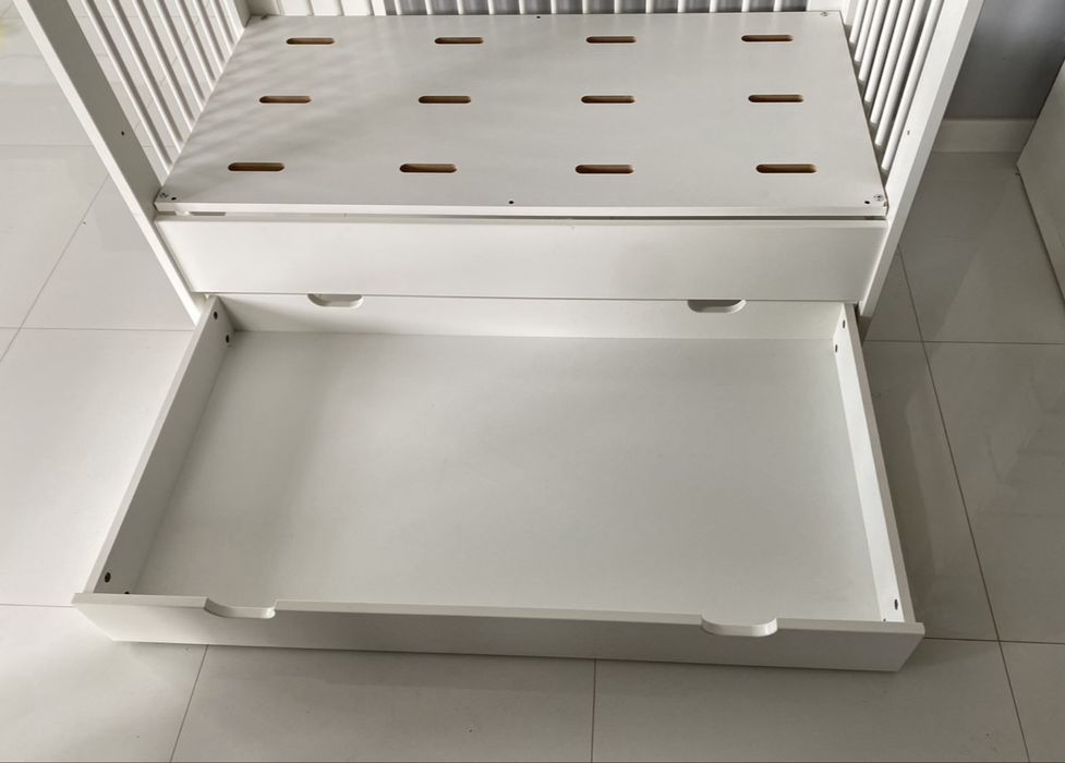 Lóżeczko Pinio Basic 120x60 z szufladą i barierkami + materac