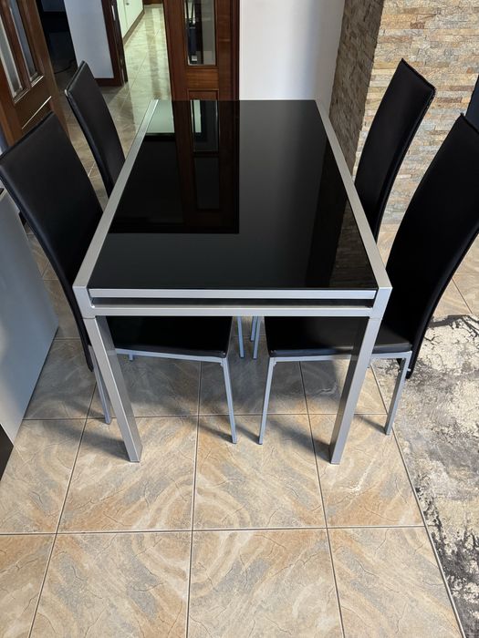 Mesa extensível com 4 cadeiras (vidro preto – design moderno)