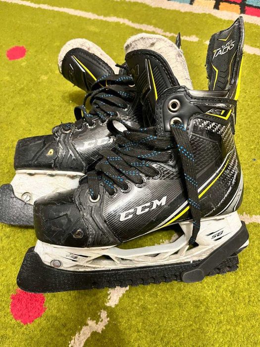 коньки CCM Super tacks AS1 б/в (розмір 3)