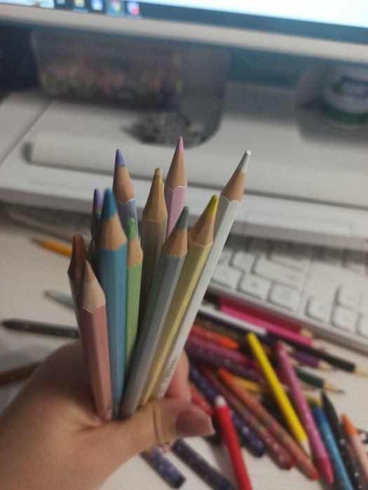 Лот з чотирьох наборів матеріалів для малювання