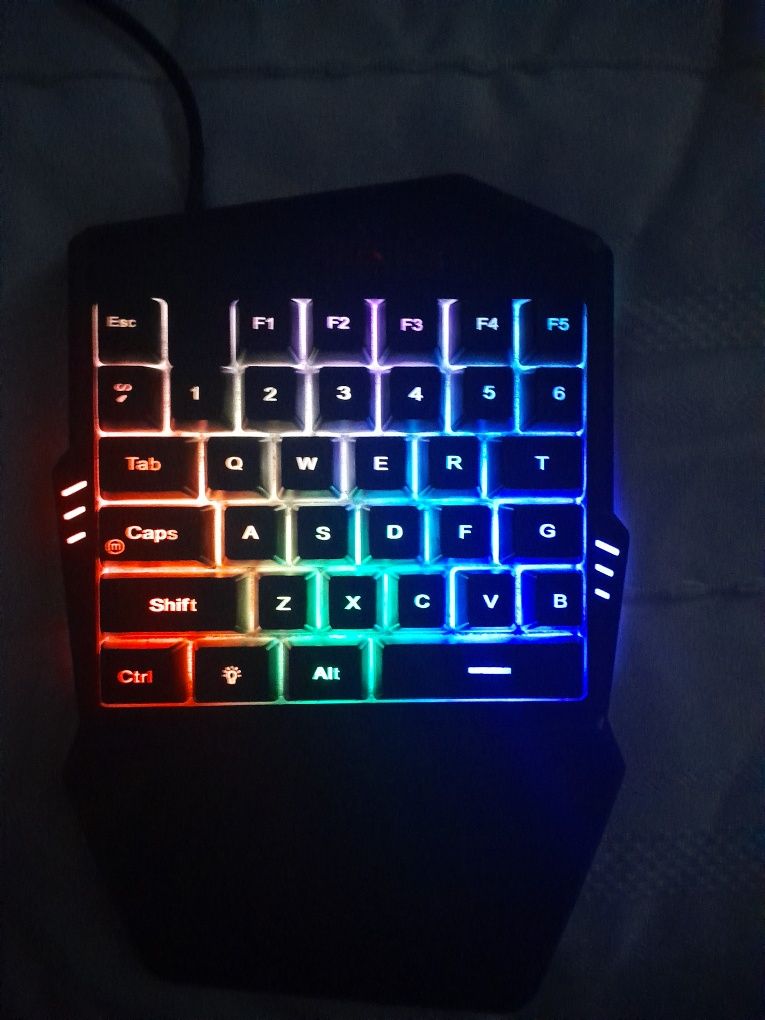 Teclado gamer de uma mão.