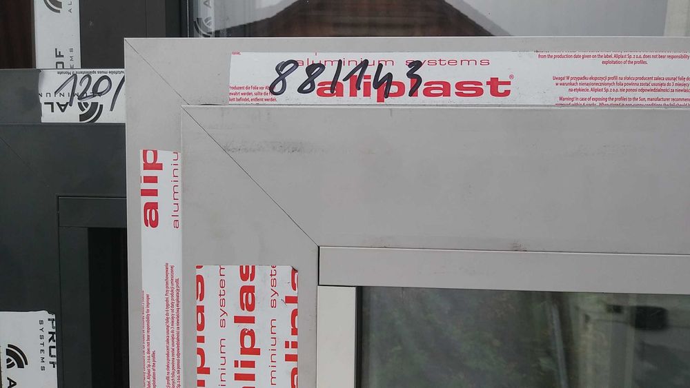 Okno aluminiowe 88/143 szare trzy szybowe