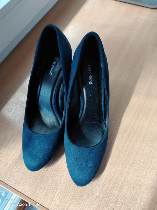 Zamszowe szpilki granatowe