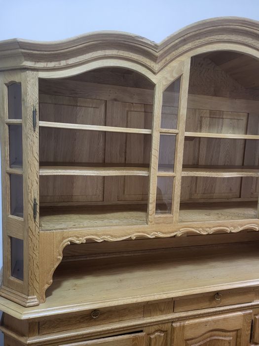 Продам дубовий сервант.