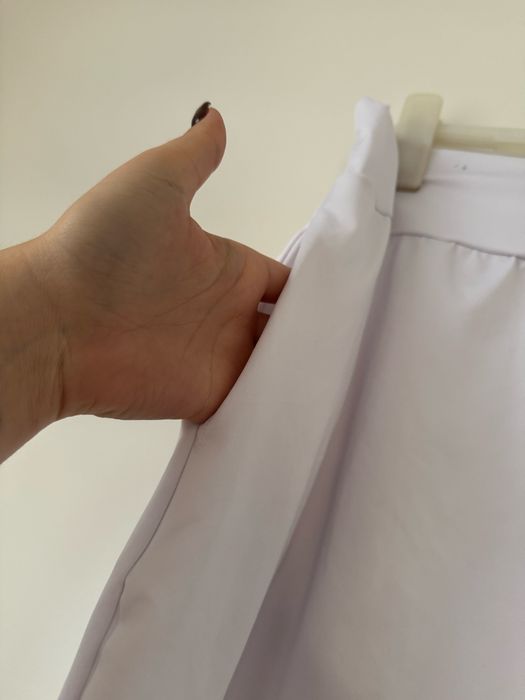 Biała spódniczka z zakładkami na gumce tenisowa z kieszeniami