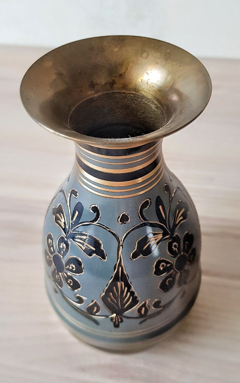 Металлическая латунная ваза украшенная узором из эмали, Индия 80 годы.