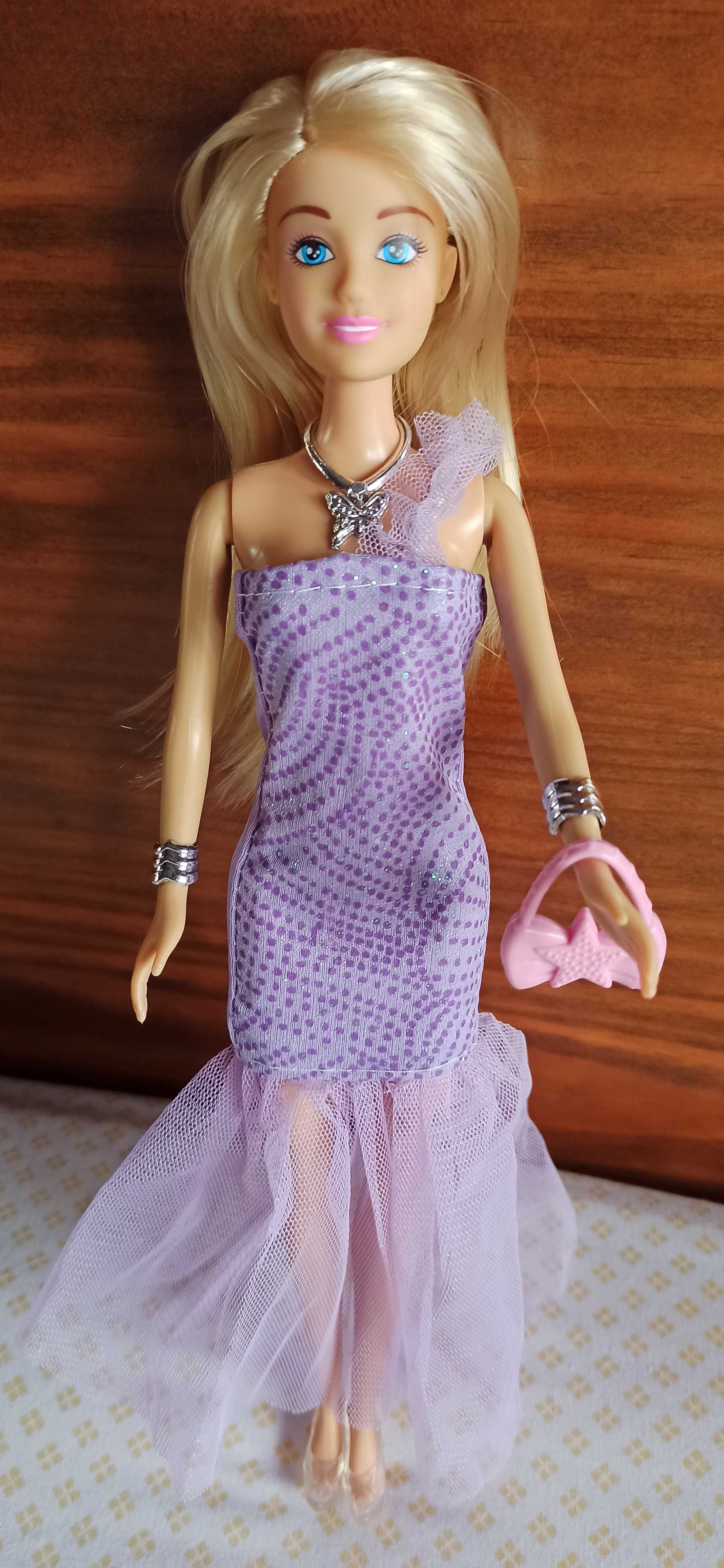 Vestido para a Barbie ou outras bonecas com dimensões semelhantes