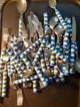 Conjunto de talheres com o cabo em plástico;