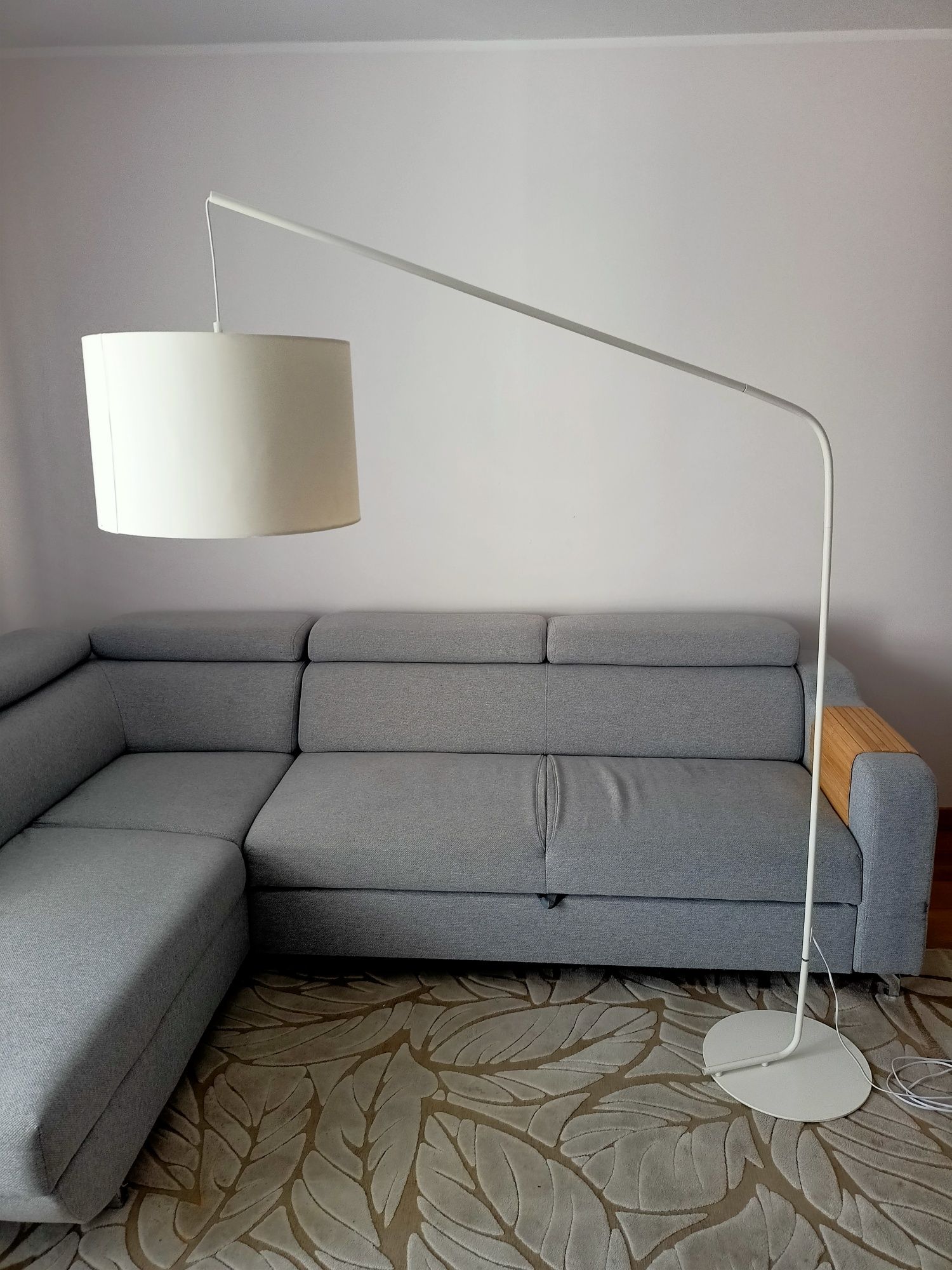 Biała lampa podłogowa nad stół lub kanapę .