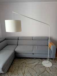 Biała lampa podłogowa nad stół lub kanapę .