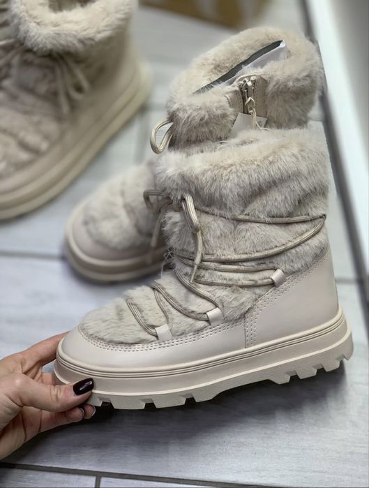 Теплі чоботи Zara з штучним хутром і шнурками чобітки Zara 34 розмір