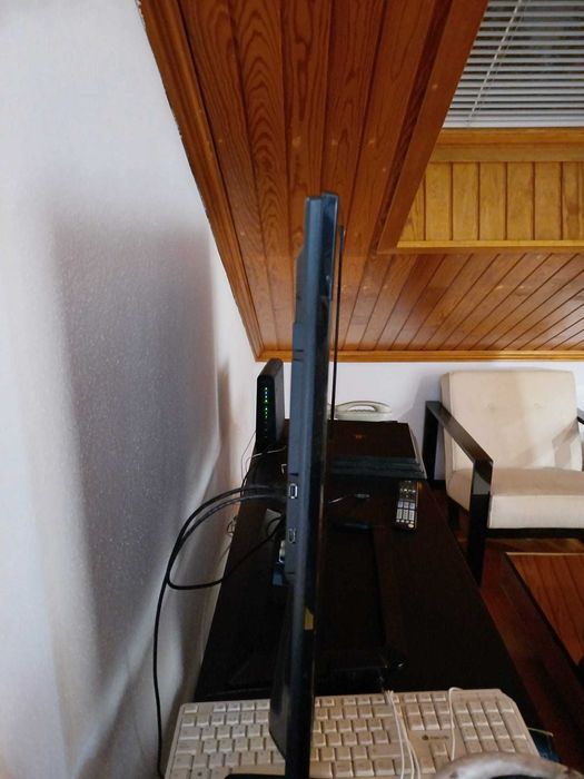 TV marca LG 43 polegadas com comando (bom estado)