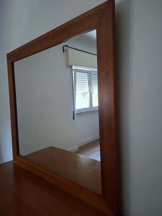 Espelho com moldura em madeira