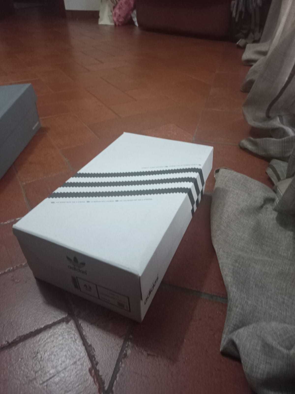 Sapatilhas novas, nunca usadas