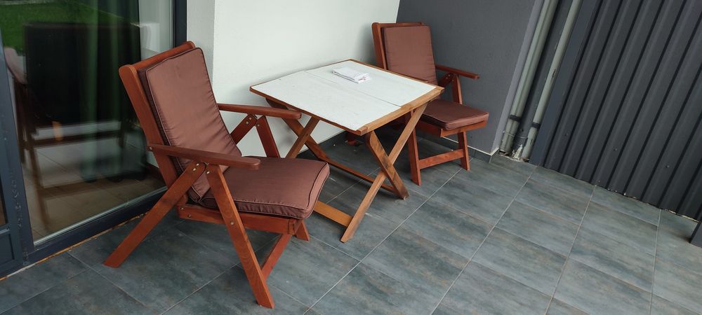 Деревʼяний стіл + 2 стільці (все розкладне, цільне дерево)