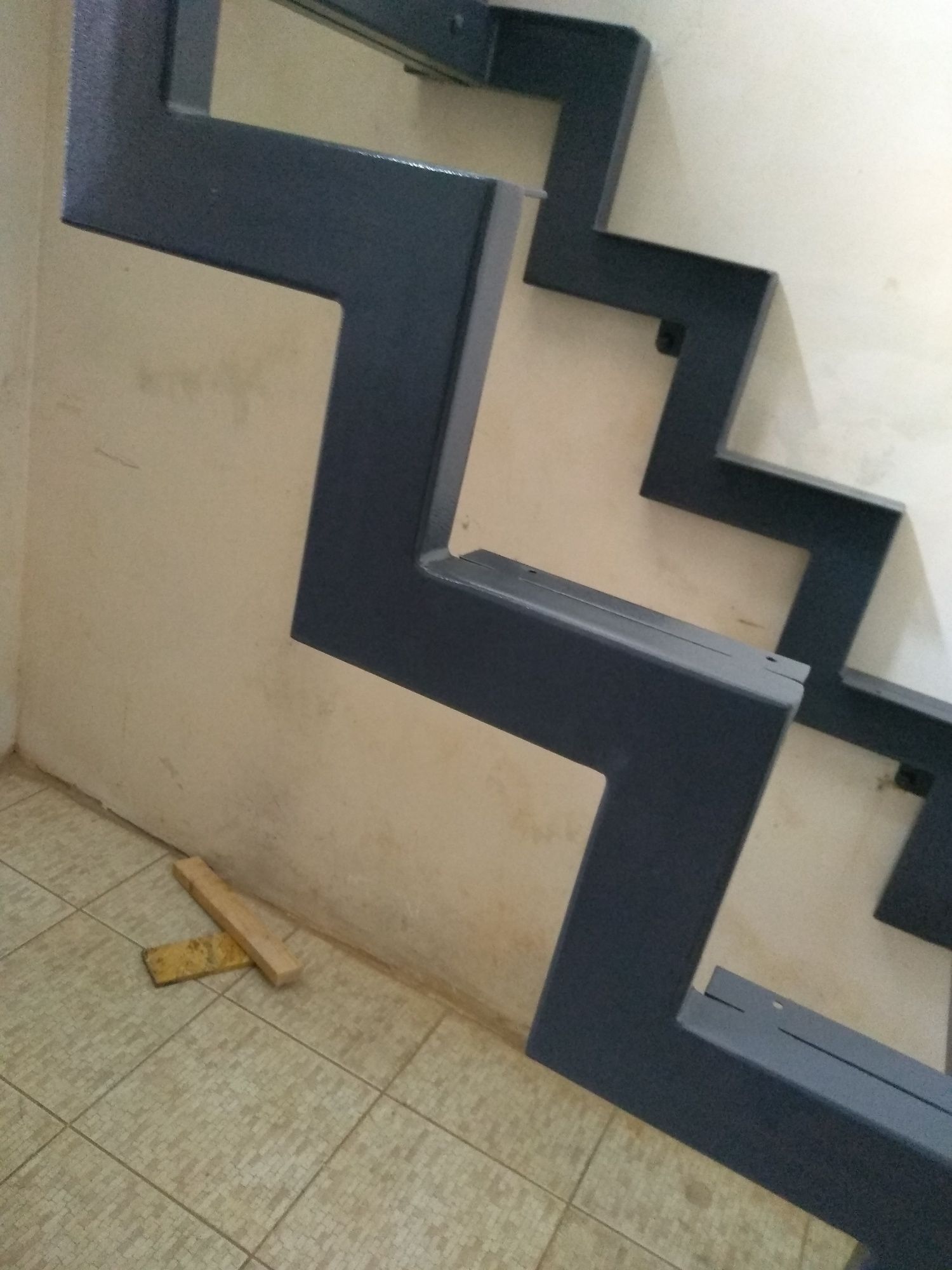металічні лестниці консольні сходи перила ступені.