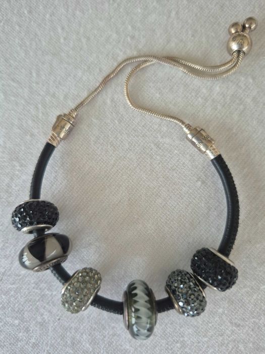 Bransoleta srebrna Pandora z pięknymi zawieszkami.