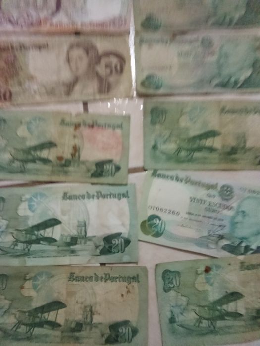 Vendo várias notas antigas