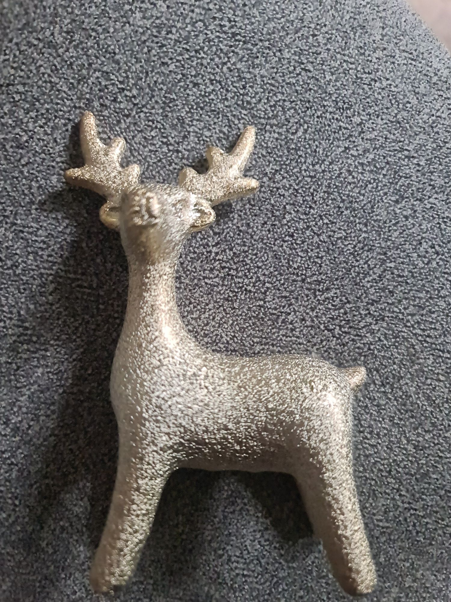 Urocza figurka jelenia renifera brokatowa złoto-srebrna