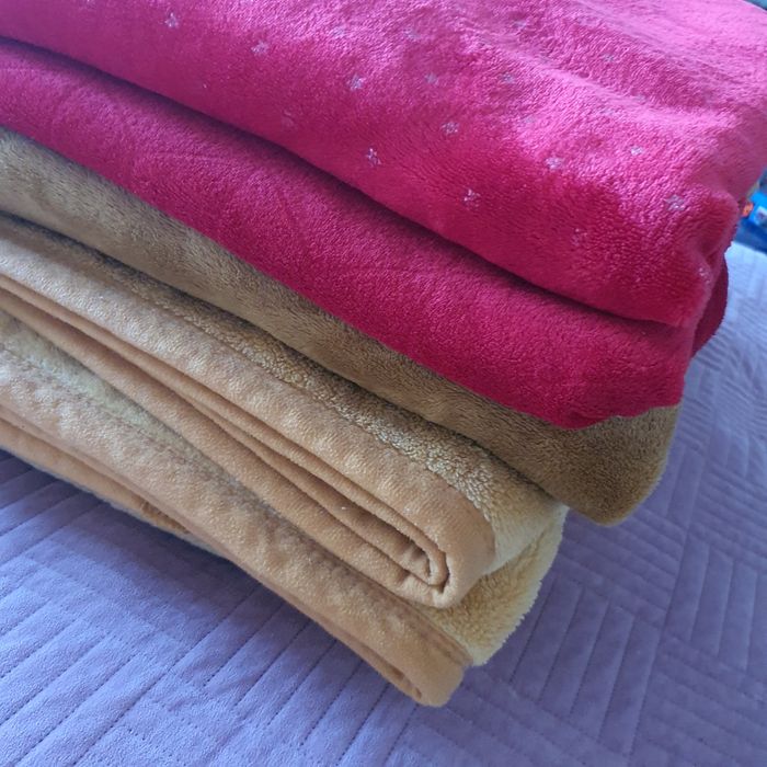 Koce narzuty złote czerwone