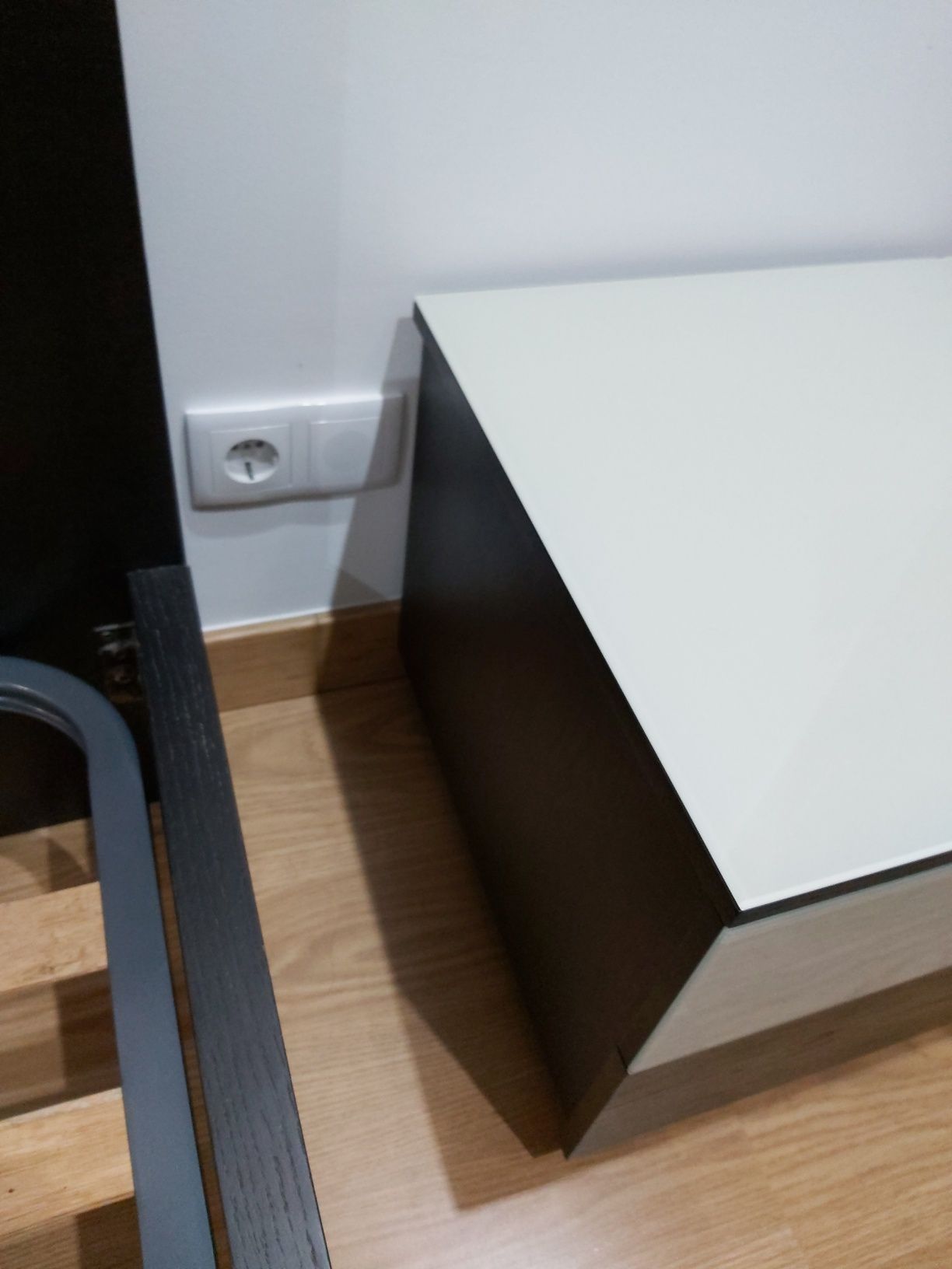 Cama de casal com estrado e mesa de cabeceira