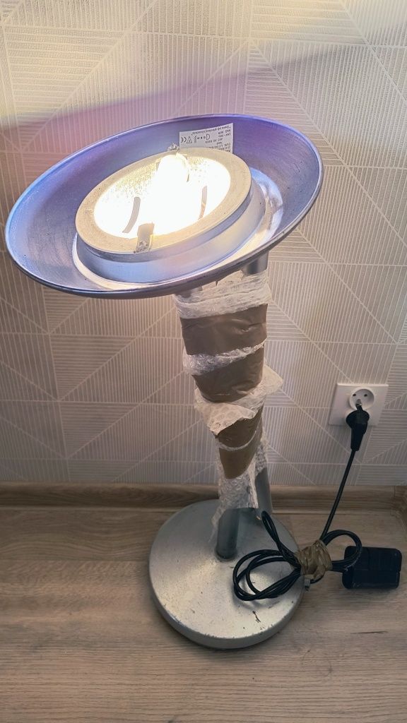 Lampa stojąca z regulacją jasności