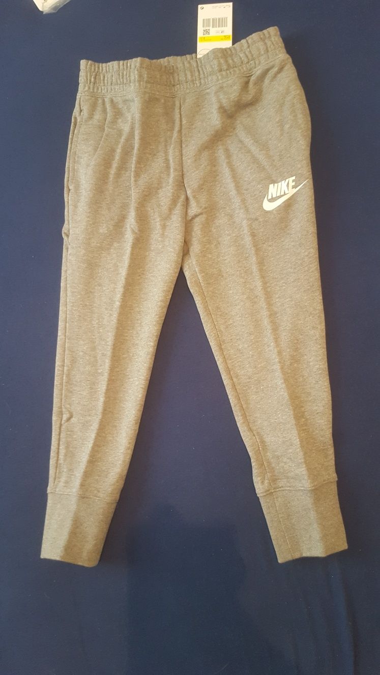 Spodnie sportowe dresowe dresy Nike r 134-140