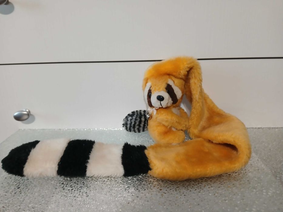 Pluszak maskotka Panda czerwona z długim ogonem