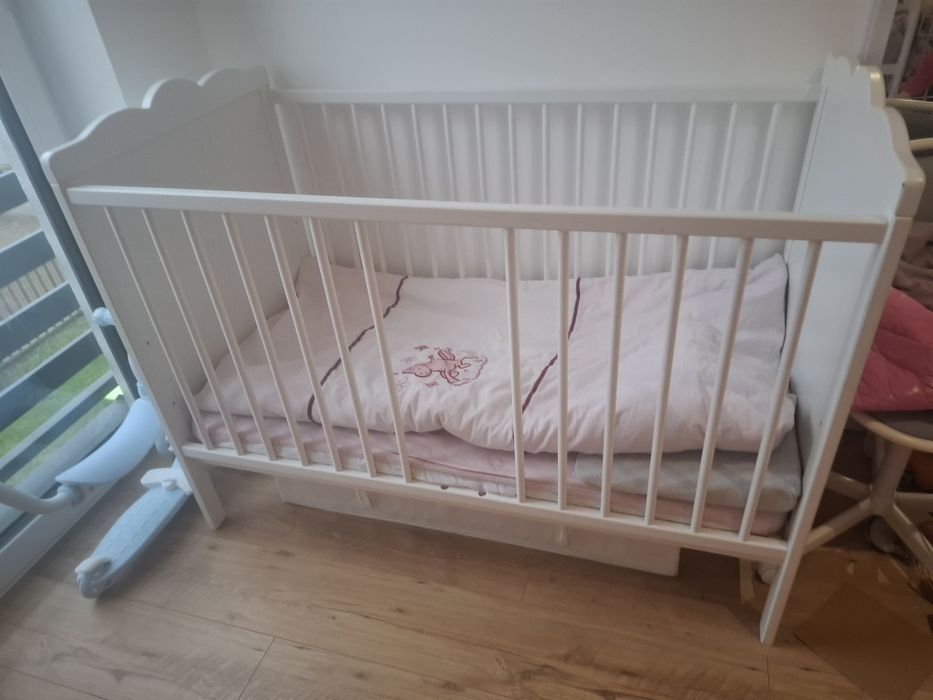 Łóżeczko dziecięce + komoda z przewijakiem