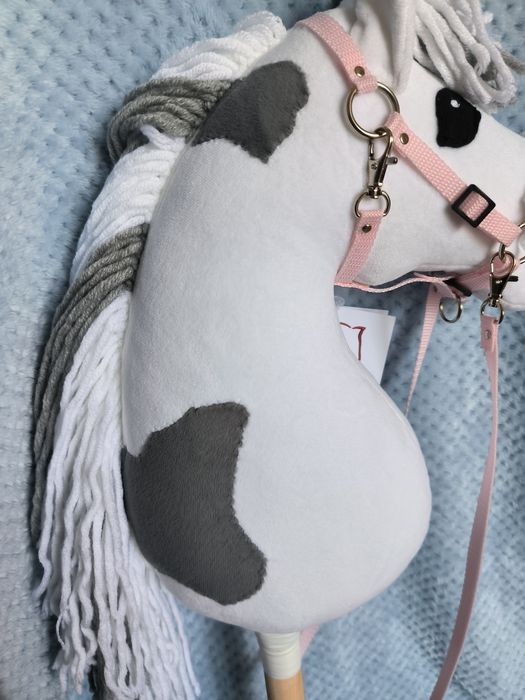 Hobby horse A3, futrzany kantar i wodze w zestawie.