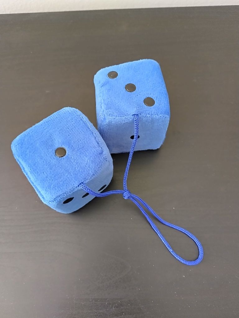 dados decorativos/fuzzy dices sumex novos na cor azul para carro