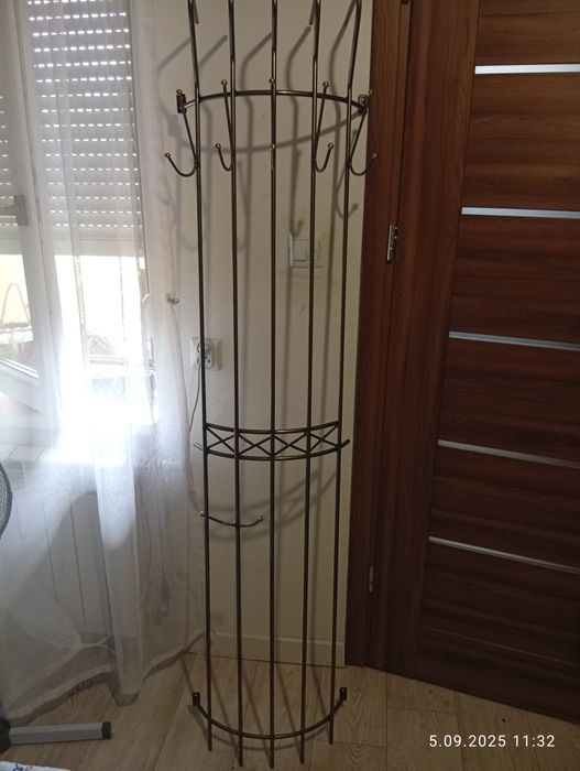 Złoty wieszak metalowy