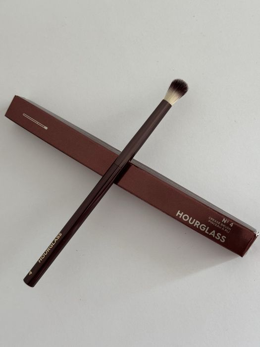 Nowy pędzel do cieni Hourglass nr 4 Crease brush