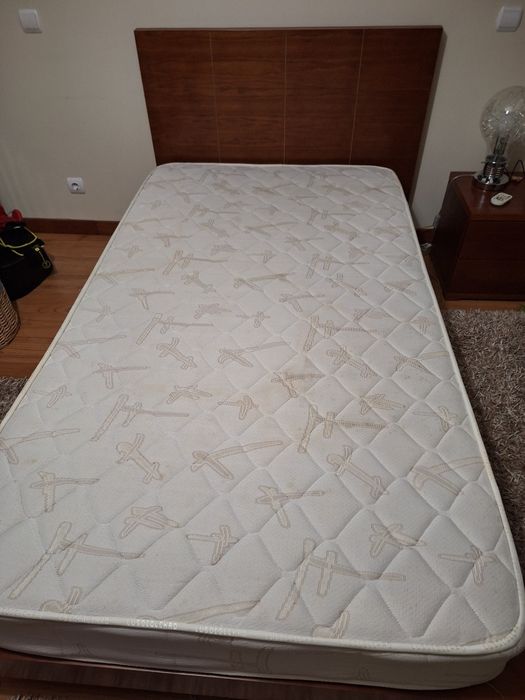 Vendo cama de .solteiro, corpo e meio , de cerejeira