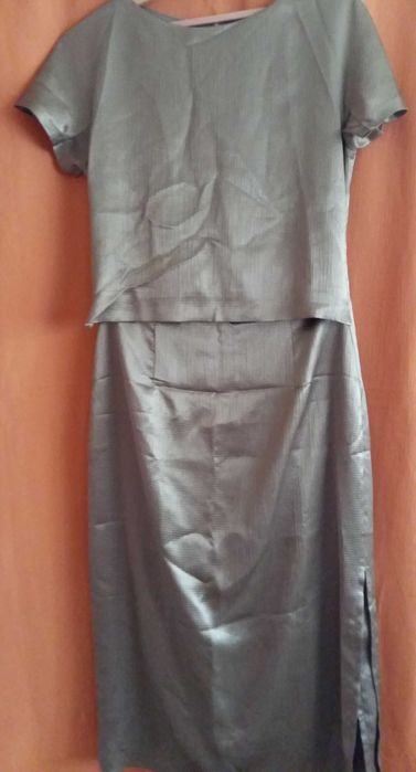 Sukienka wizytowa w kolorze starego złota.