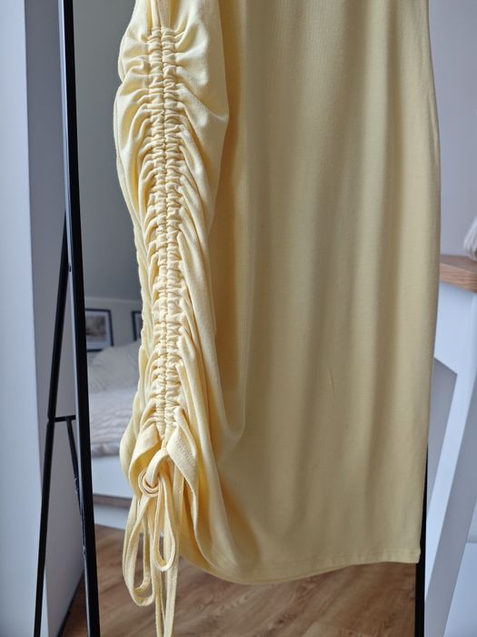 Śliczna sukienka letnia, jasno żółta marszczenie z boku. Noisy May, M