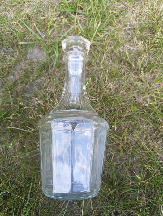 Ładna szklana karafka