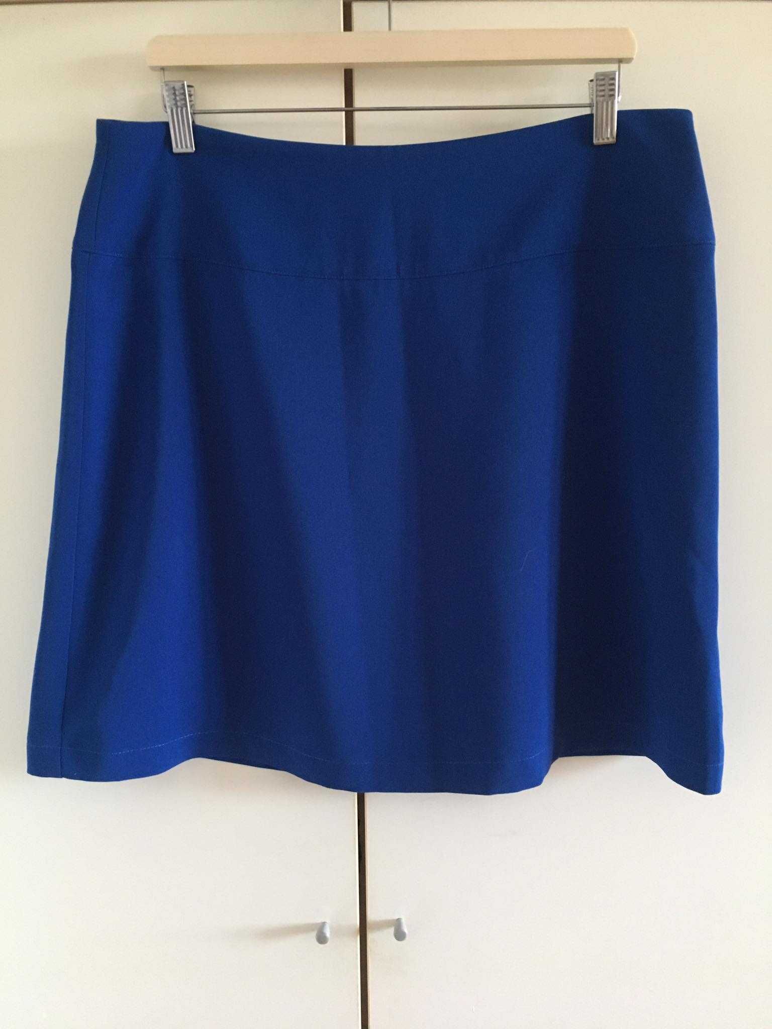 Niebieska prosta elegancka spódnica
